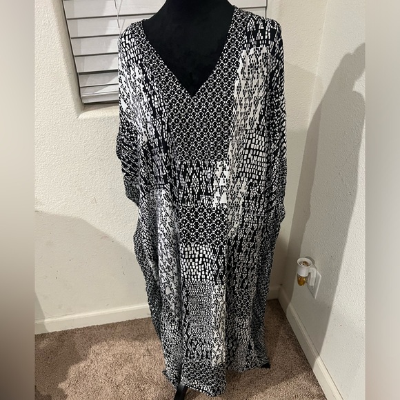 Chic Black‎ and White Patterned Dress - Picture 1 of 3